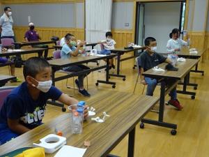 熱心に講師の話を聴く留学児童の写真