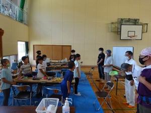 木工教室であいさつをする留学児童の写真