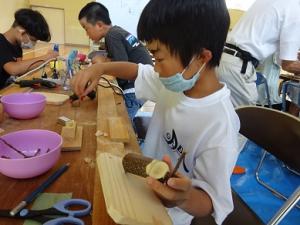 部材を順番に組み付ける留学児童の写真