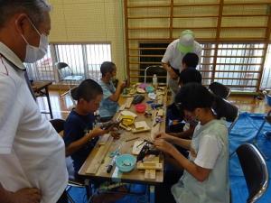 講師からアドバイスを受ける留学児童の写真