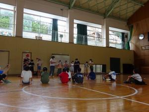 自己紹介する民話サークルの子どもたちの写真