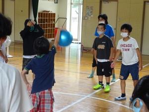 名前を呼びあってボールを回す子ども達の写真