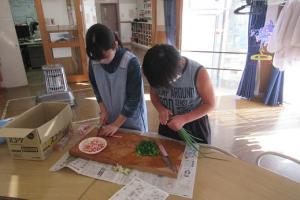 中華風釜飯の材料を用意する留学児童の写真