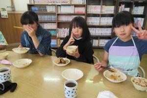 焼きたての餃子を食べる留学児童の写真
