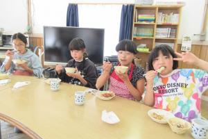 美味しい香りに食欲をそそられる留学児童の写真