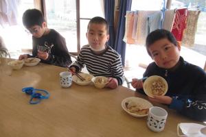 中華風釜飯の味に満足げな留学児童の写真