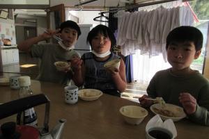 美味しさに箸が止まらない留学児童の写真