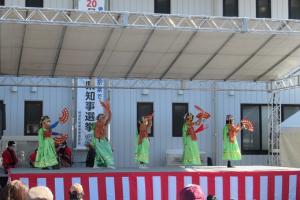 満穂万歳を踊る広田小児童の写真