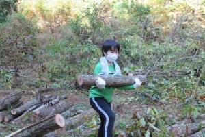 力仕事で活躍する留学男子の写真