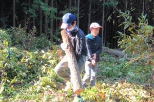休むことなく作業する留学児童の写真