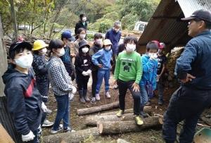 窯入れ作業を終えた留学児童の写真