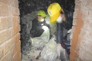 交代しながら窯出しをする留学児童の写真