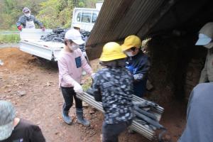 窯の中から炭を受け取る留学児童の写真