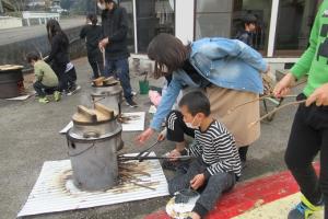 おにぎり用のご飯を炊く留学児童の写真
