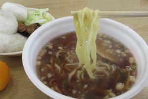 完成したカップ麺の写真