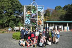 到着後に集合写真を撮る留学児童の写真