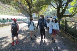 芝生広場に向かう留学児童の写真