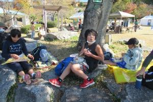 点呼の後昼食をとる留学児童の写真