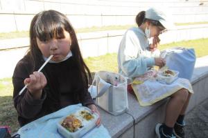大好きな唐揚げを食べる留学児童の写真