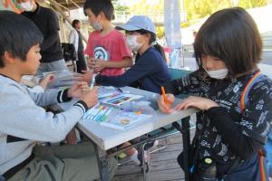 イベントコーナーでお絵かきをする留学児童の写真