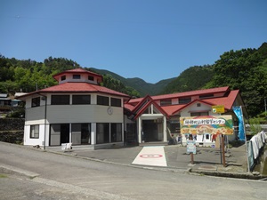 赤い屋根の山村留学センターの建物を正面から見た写真