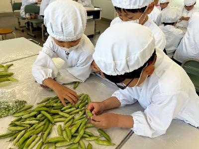 さやとりしている子どもたちの写真