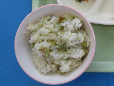 令和7年5月2日の給食で提供した豆ごはんの写真