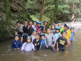 沢登りを楽しむ留学児童たちの写真