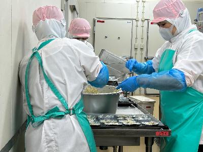 和えた材料をアルミカップに1個ずつ入れている写真