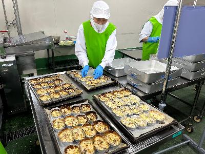 焼きたての白身魚とポテトの梅マヨ焼きを並べている写真