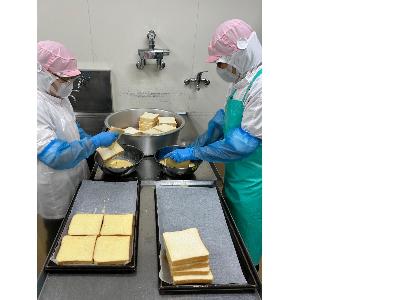 食パンを卵液につけて並べている写真