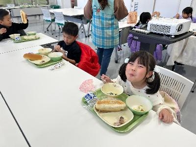 笑顔で出来立ての給食を食べている写真