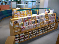 本棚に雑誌の表紙が並ぶ図書館内部の一角の写真