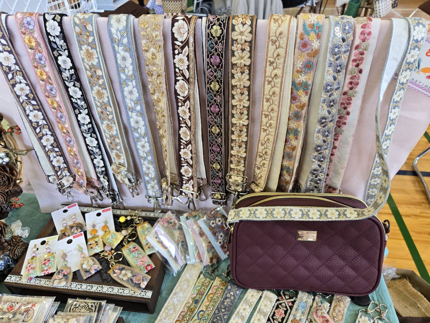 インド刺繍の雑貨が並んでいる写真