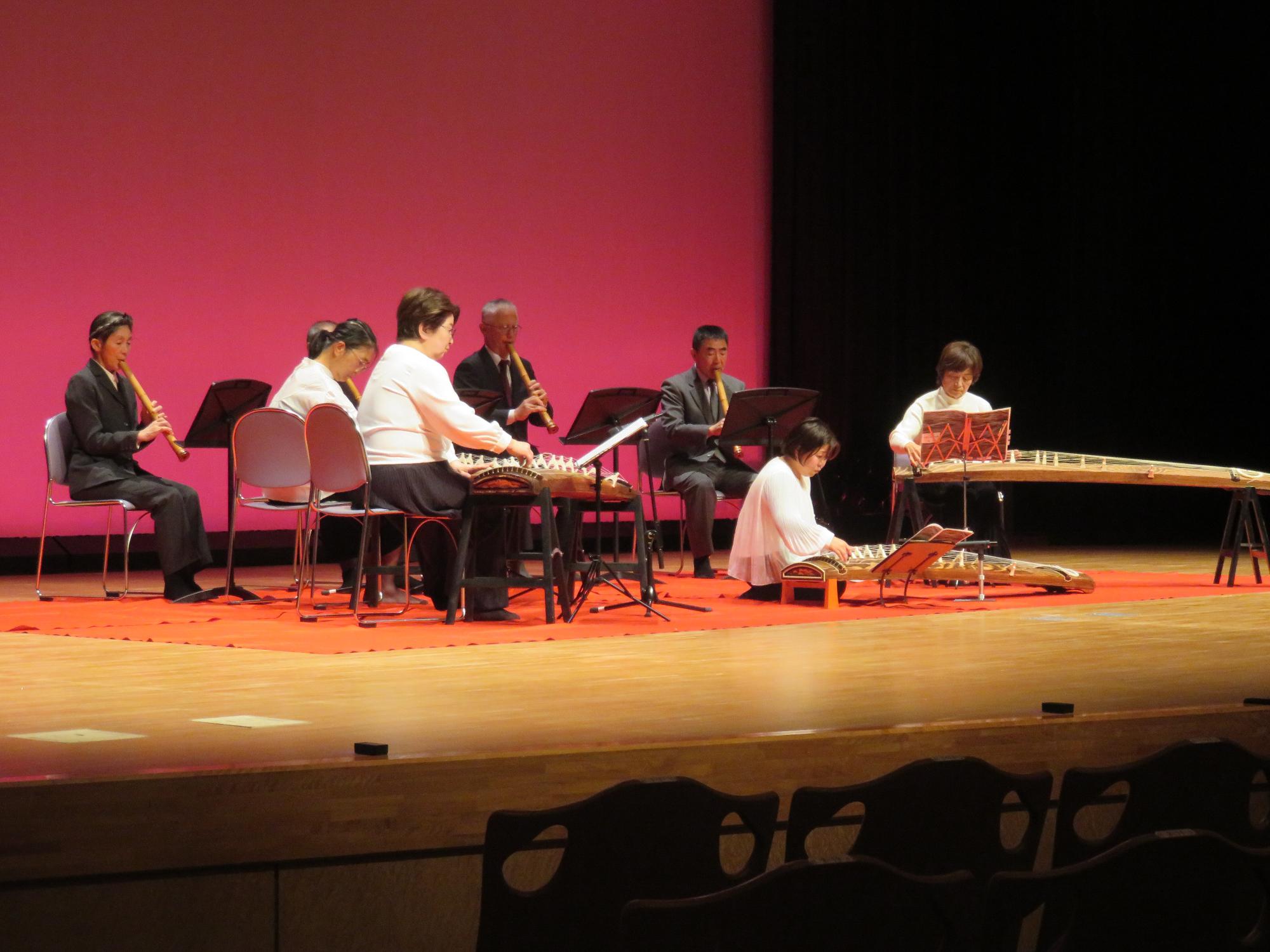 尺八とお琴を演奏している写真