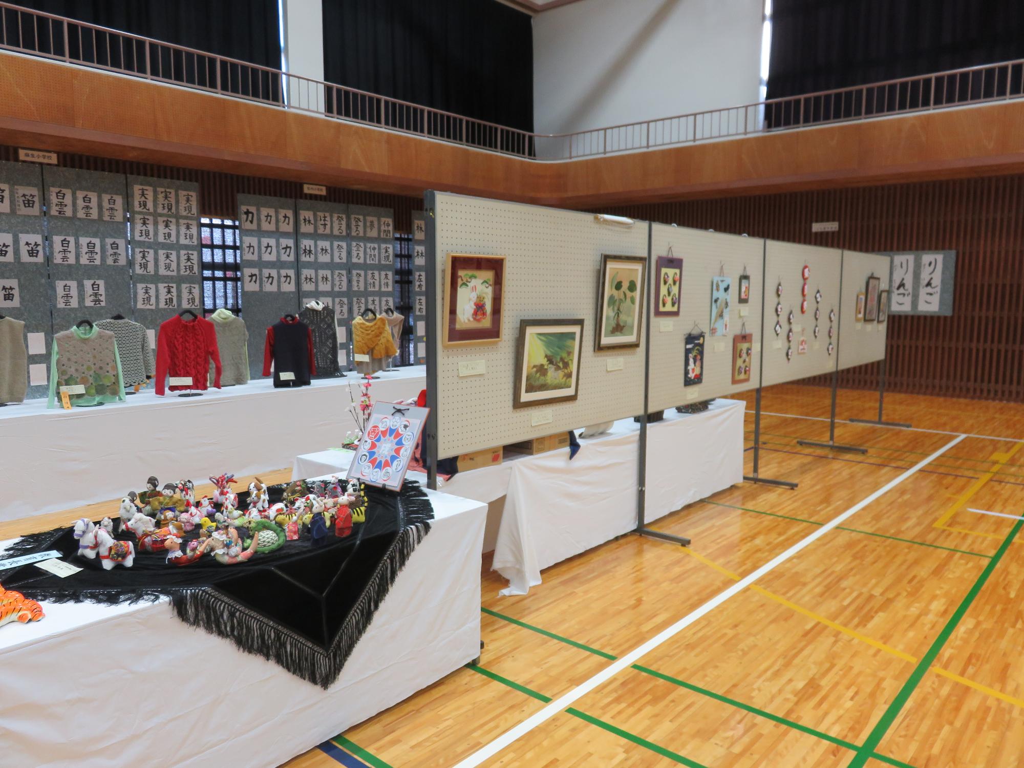 体育館に作品が展示されている写真