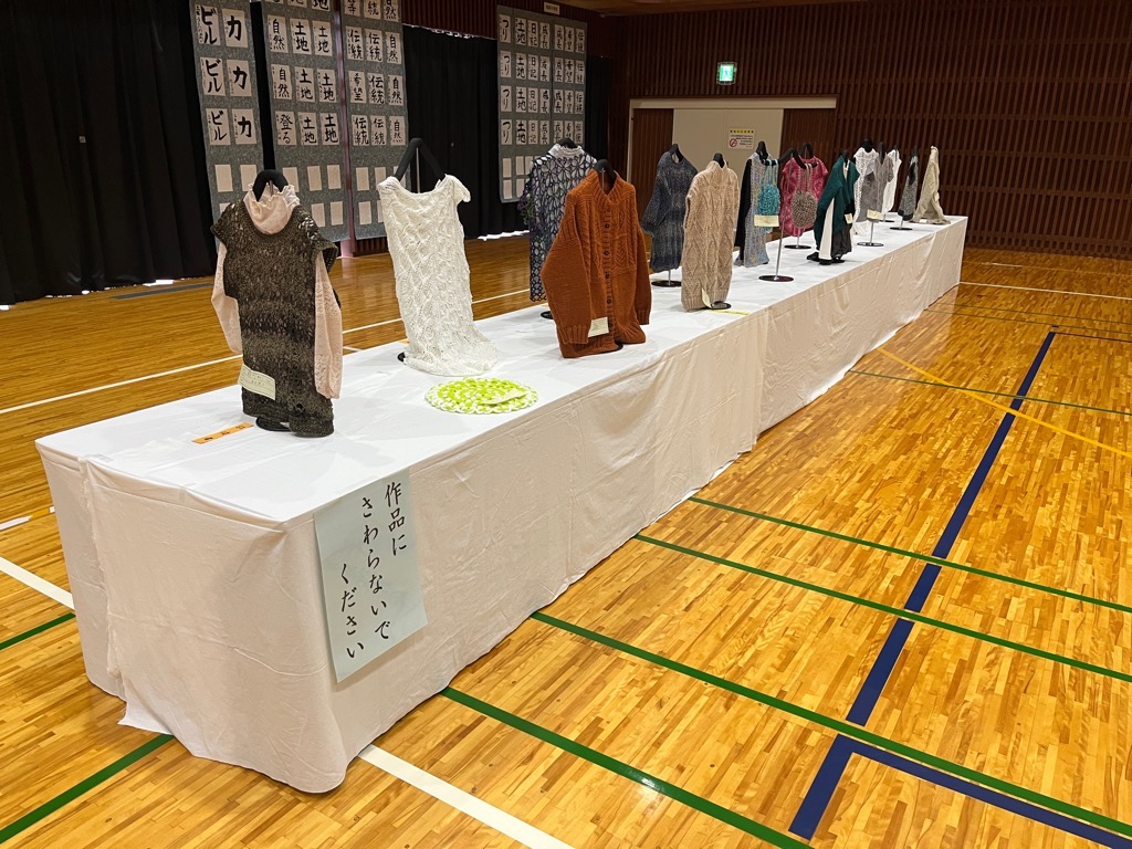 編み物作品がたくさん展示されている写真