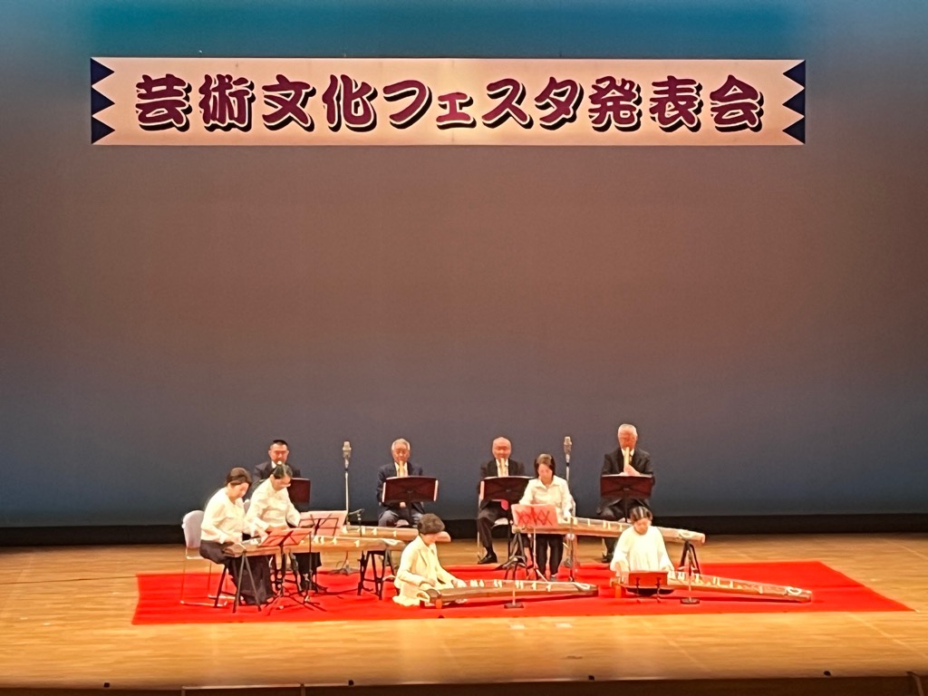 尺八とお琴を演奏している写真