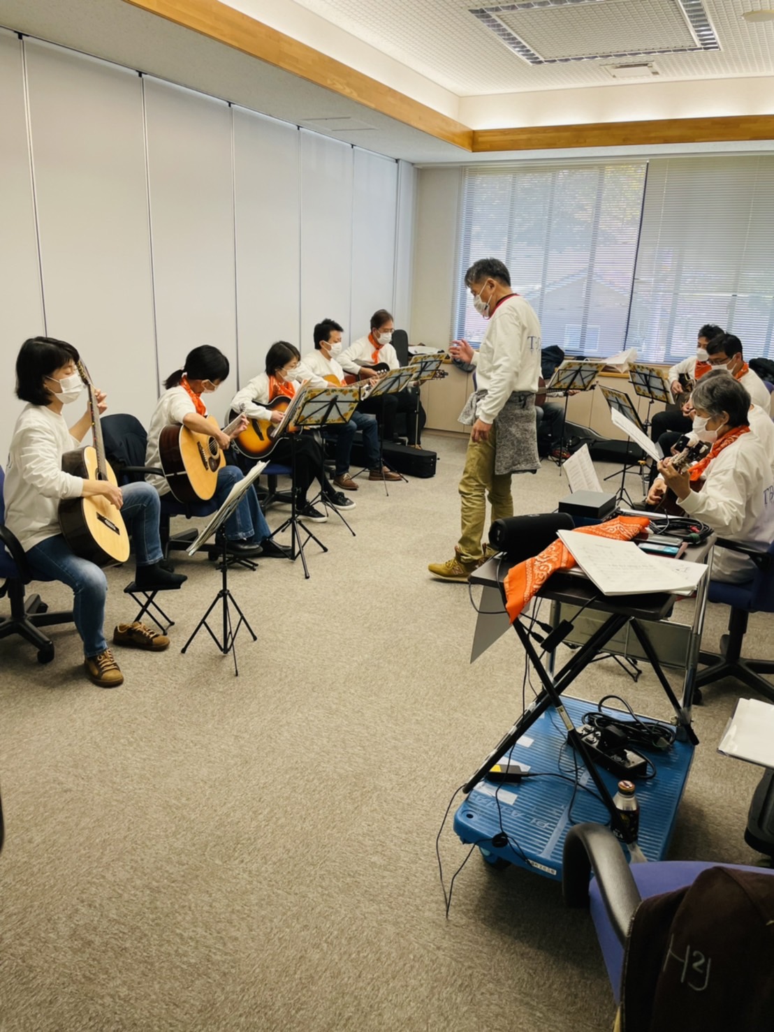 控室でギターの練習をしている写真