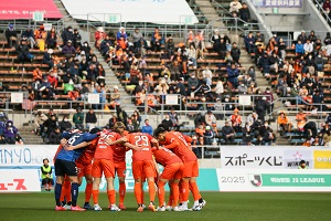 円陣を組む選手