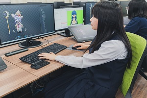 キャラクターをデザインする学生