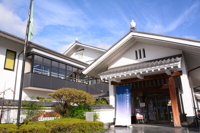 砥部焼伝統産業会館正面入り口（大南）201910