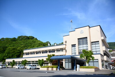 砥部町役場の外観（宮内）201805