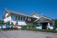 晴天の青空を背景に撮影された、砥部焼伝統産業会館の外観の写真
