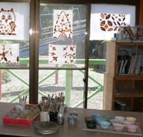 農村工芸体験館内の、陶芸家の体験ができるコーナーの作業台を撮影した写真