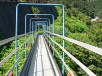 広田地域の豊かな自然を背景に、ローラー滑り台を滑る側から写した写真