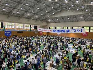 大きな会場に大勢の人が来場し、日用食器から高級品まで約10万点もの品を見て回っている様子を写した砥部焼まつりの写真