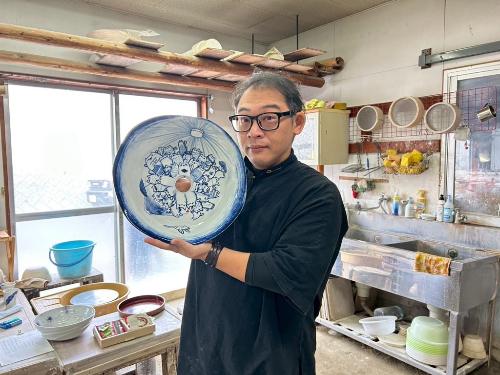 作品を手にする王さん