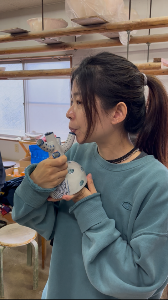 作品を手にする李さん