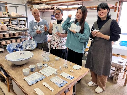 作品を前に4人で記念撮影